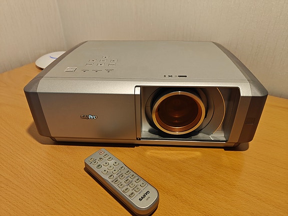 Sanyo PLV-Z4 + valkokangas