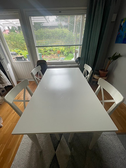 IKEA jatkettava ruokapöytä ja tuolit / Extendable table