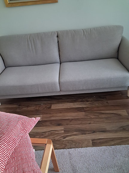 Pohjanmaakalusteen beige sohva