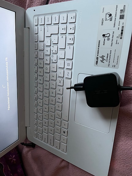 Asus läppäri (E402Y)