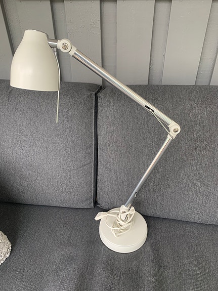 Ikea Trål-pöytälamppu led-valolla.