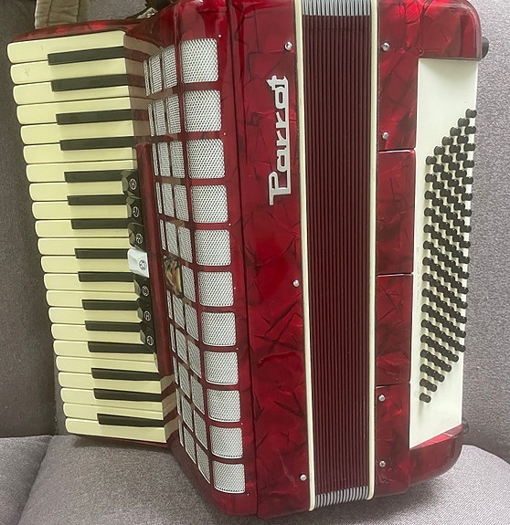 Parrot punainen pianoharmoniikka
