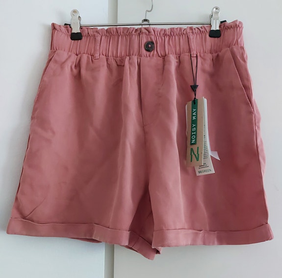 Naisten shortsit
