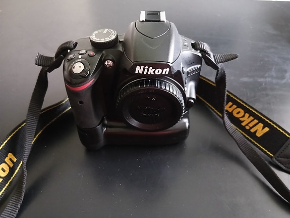 NIKON D-3200 RUNKO +kaksipaikkainen akkuslotti