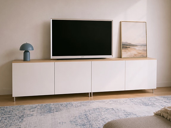 Kaksi bestå tv-tasoa/kaappia