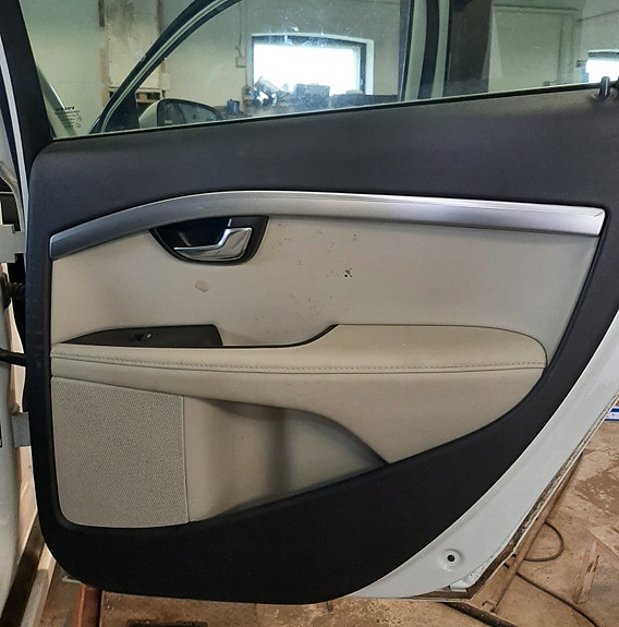 Volvo V70 MK3 oikea takaoven ovipahvi / oviverhoilu 2015