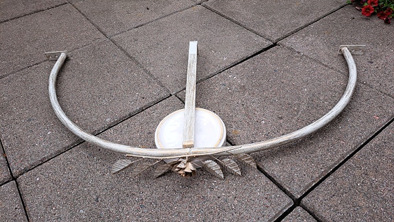 Valkokultainen metallikaari