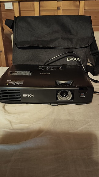 Epson EB-1723 LCD-videotykki. Lamppua käytetty vain 32 tuntia.