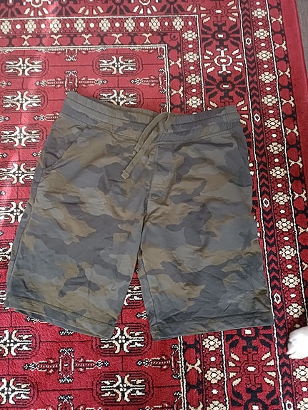 Maastokuvioiset shortsit