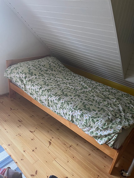 Täyspuinen tukeva sänky 90 x 200