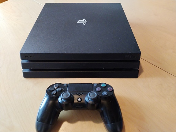 Playstation 4 Pro 500GB ( + pelejä, ohjain ja kaapelit)