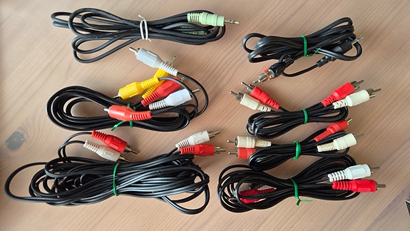 Lajitelma RCA & audio johtoja
