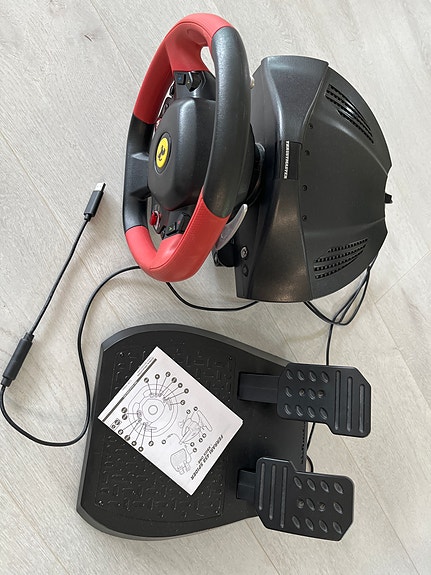 Thrustmaster ratti ja polkimet Xboxille