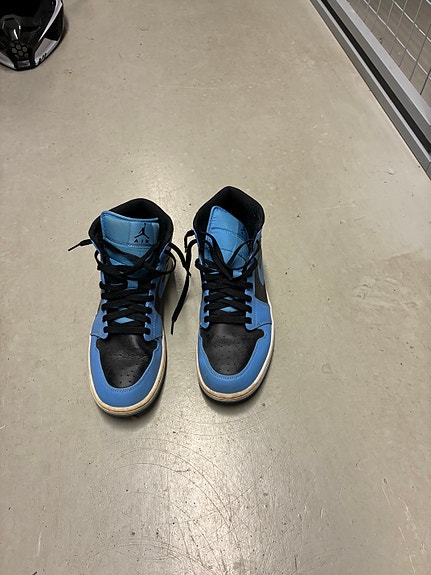 Nike korkeavartiset kengät