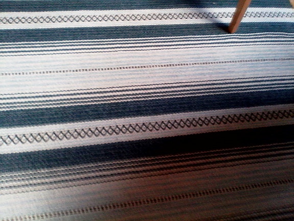Raitamatto ja pitsiverhot iso muovimatto toinen pitkä kapea iso kaariverho