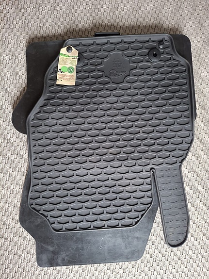 Uusi kumimattosarja Volvo V70, S80, XC70 2007-2016