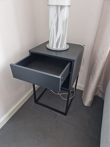 Musta IKEA VIKHAMMER -yöpöytä