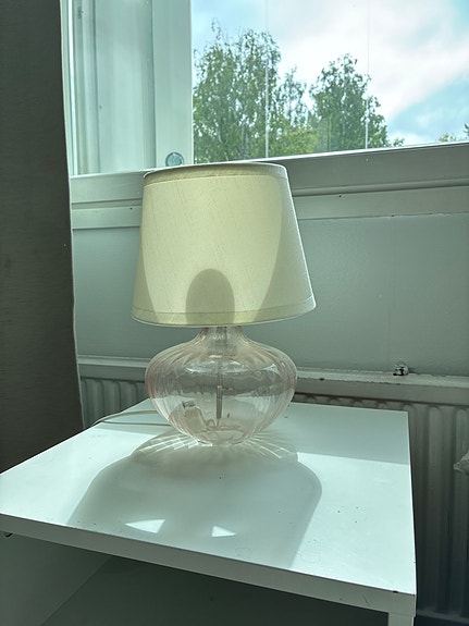 Tyylikäs lasinen pöytälamppu