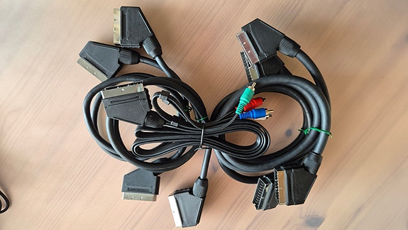 Scart ja scart/RCA kaapeleita yht. 5 kpl