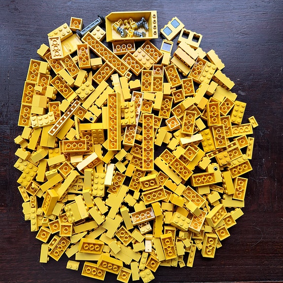 Suuri Lego palikkasetti, jossa myös hahmoja ja Lego knights -figuureja