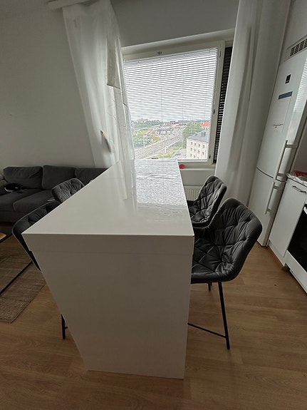 Korkea ruokapöytä ja tuolit