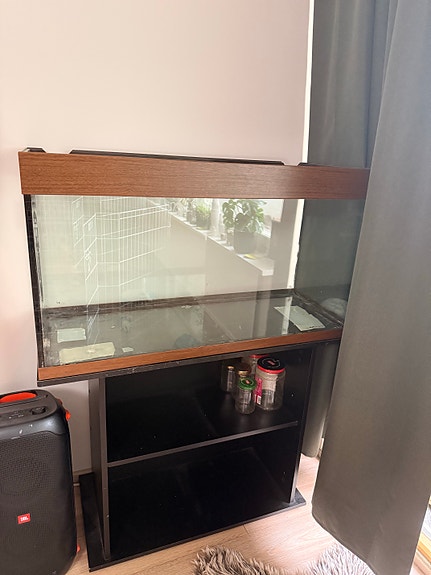 Hamsterin lasinen häkki/vanha akvaario ja kaappi
