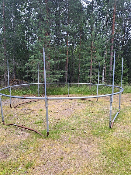 Trampoliini suojaverkolla