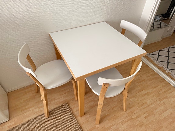 Vintage Artek -ruokailuryhmä: 81C-pöytä valkoisella pinnalla ja 3 kpl 69-tuoleja