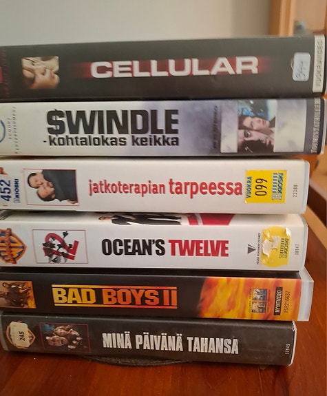 Vhs-elokuvia  6 kpl varttuneille ja 3kpl lapsille
