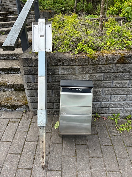 Postilaatikko Stala PL-4 ISO Rosteri. Laatikko varattu, jalka vapaana