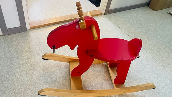 IKEA EKORRE keinuhirvi, punainen – käytetty