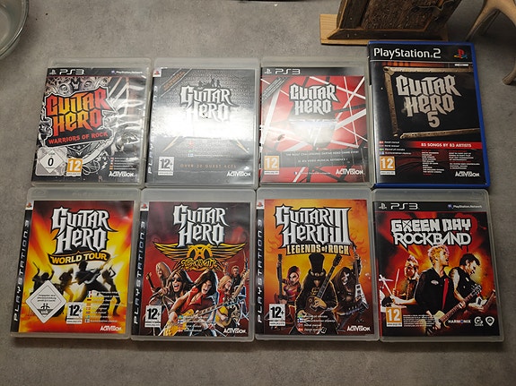 Guitar Hero pelejä ja yksi yksinäinen Rockband!