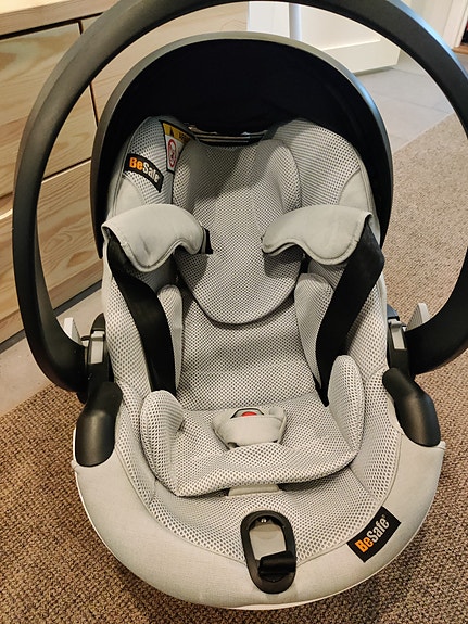 Besafe iZi Go Modular X1 i-Size kaukalo ja telakka