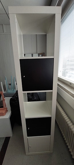 Ikean Expedit / Kallax hylly kaapeilla