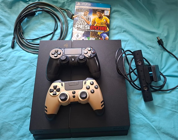 Ps4 + 2 ohjainta + kamera