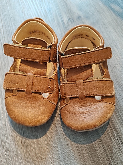 Ensiaskelkengät/sandaalit