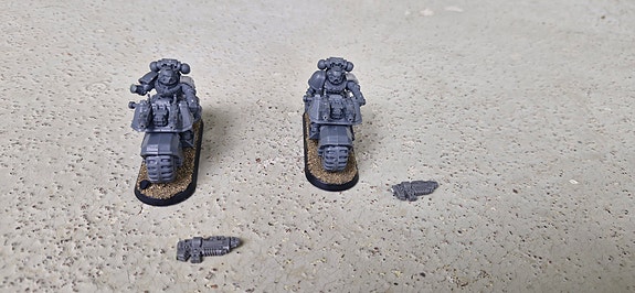 Warhammer 40k Space Marine Bikers (2 kpl, FW Iron Hands -osat & Grav-gunit)