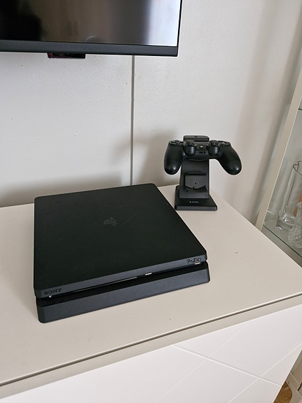 Ps 4 konsoli ja ohjain