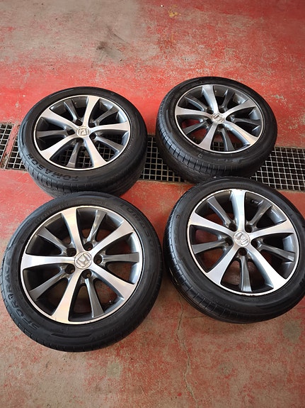 Honda 17" alumiinivanteet 225/50r17 kesärenkailla