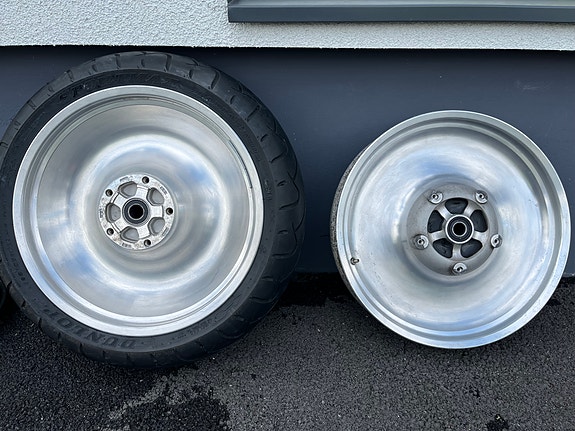 V-rod vanteet ja rengas 18x 180/55ZR18