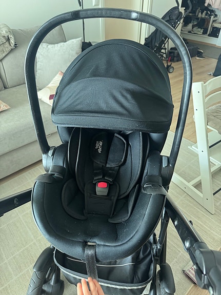 Britax Baby-Safe Pro turvakaukalo ja siihen Britax Vario Base 5Z telakka.