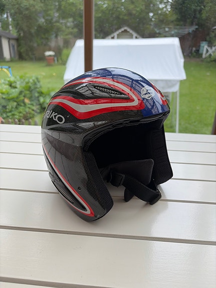 Briko Stratos (hiilikuitu) laskettelukypärä 60 cm musta/punainen/sininen
