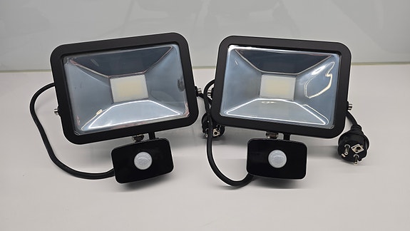 LED-valaisin liiketunnistimella 2kpl musta