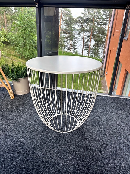 Metallinen pöytä