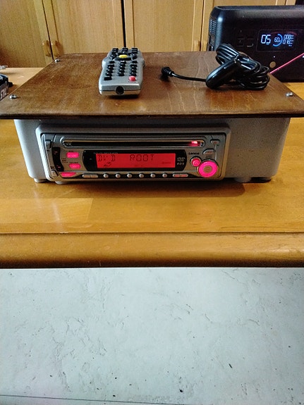 Radio/CD/DVD soitin kaukosäätimellä ja kotelolla