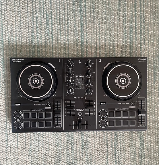 Pioneer DDJ-200 DJ-kontrolleri musta
