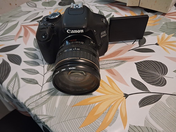 Canon EOS 600D, objektiivi, muistikortti ja laturi