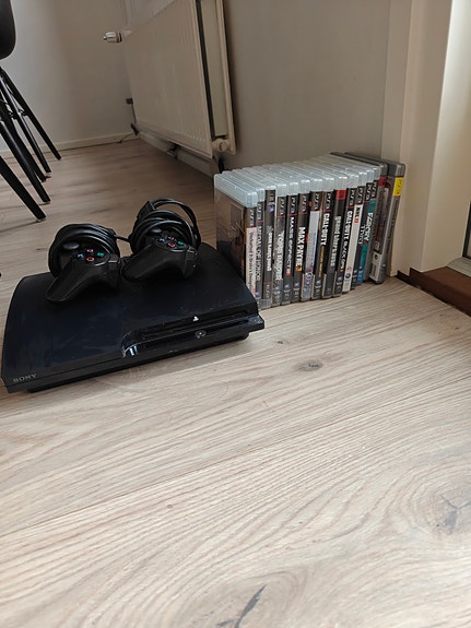 Sony PlayStation 3 konsoli ja pelejä