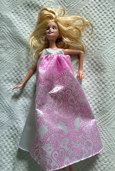 Barbie nukke vaaleat hiukset vaaleanpunainen-valkoinen mekko