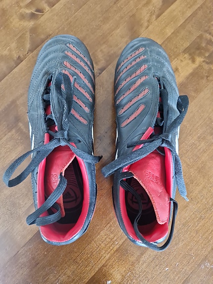 Adidas jalkapallokengät